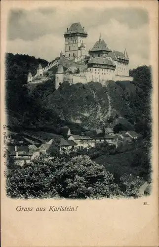 Ak Karlštejn Karlstein Mittelböhmen, Blick hoch zur Burg mit Umgebung
