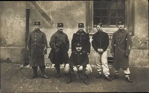 Foto Ak Einville Meurthe et Moselle, Französische Soldaten in Uniformen