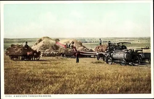 Ak USA, dampfbetriebene Dreschmaschine auf einem Feld