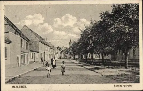 Ak Alsleben an der Saale, Kinder in der Bernburger Straße, Kirche, Wohnhäuser