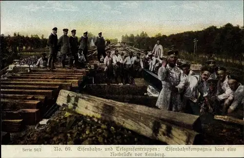 Ak Lwów Lemberg Ukraine, Eisenbahnkompagnie baut eine Notbrücke, Deutsche Soldaten in Uniformen