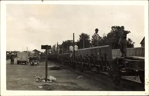 Foto Ak Eisenbahn, Güterwaggon, Sanitätswagen Rotes Kreuz