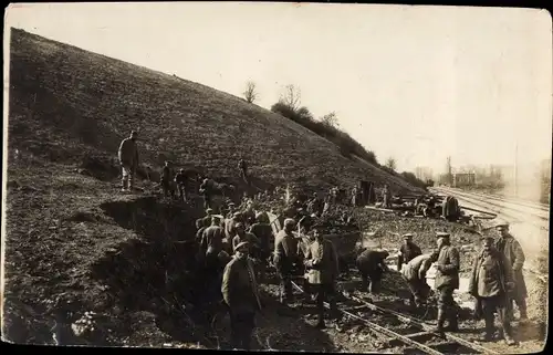 Foto Ak Deutsche Soldaten in Uniformen, Schienenbau