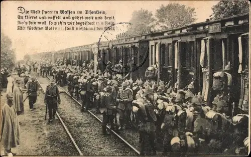 Ak Deutsche Soldaten in Uniformen beim Einstieg in eine Eisenbahn, I WK