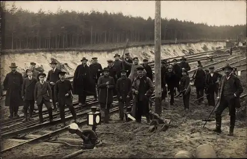 Foto Ak Männer an Bahnschienen, Eisenbahnbau
