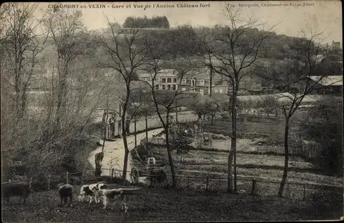 Ak Chaumont en Vexin Oise, Bahnhof und Blick auf das alte Schloss