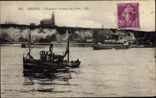 Ak Dieppe Seine Maritime, Trawler verlässt den Hafen