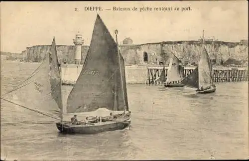 Ak Dieppe Seine Maritime, Fischerboote kehren in den Hafen zurück, Leuchtturm