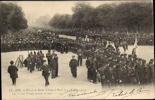 Ak Paris XVI Passy, König und Königin von Italien, Die Truppe macht die Bucht