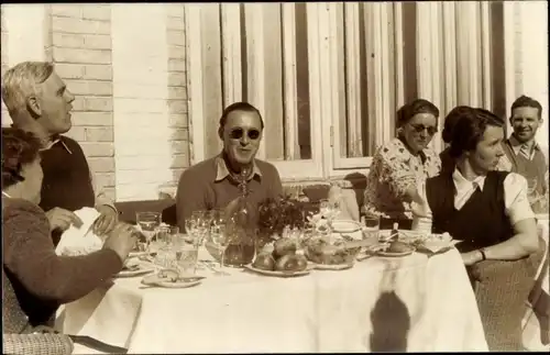 Foto Ak Prinz Bernhard, Juliana der Niederlande, Tisch, Gäste, Mahlzeit