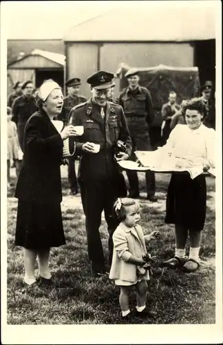 Ak Prinzessin Juliana der Niederlande, Prinz Bernhard, Flughafen Teuge, 1945
