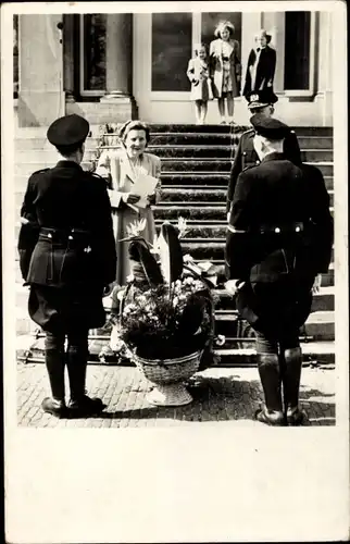 Ak Königin Juliana der Niederlande, Soestdijk, Blumenstrauß