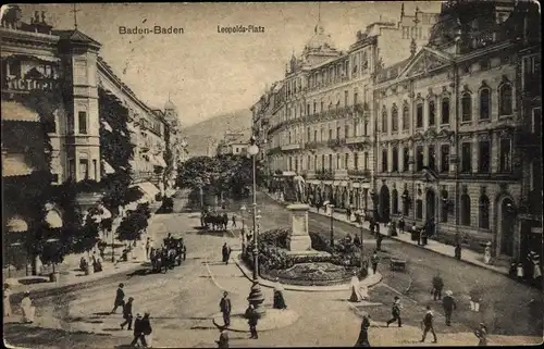 Ak Baden Baden am Schwarzwald, Leopolds-Platz, Denkmal, Passanten