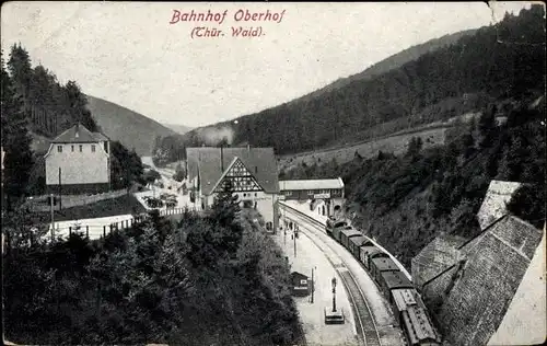 Ak Oberhof Thüringer Wald, Lokomotive fährt in den Bahnhof ein