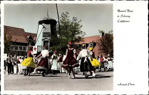 Ak Santa Barbara Kalifornien USA, Dänische Tage Tanzgruppe in Tracht, Windmühle