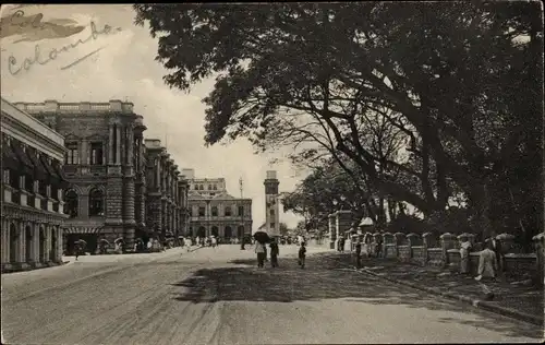 Ak Colombo Ceylon Sri Lanka, Queen Street, mit dem Glockenturm in der Ferne