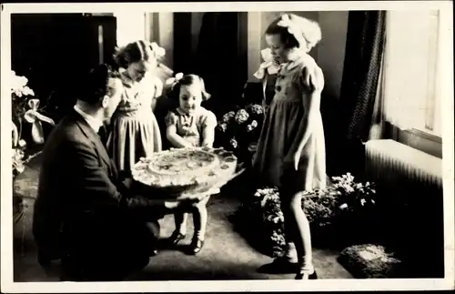 Ak Niederländisches Königshaus, Geburtstagskuchen für Prinzessin Marijke 1947, Beatrix, Irene
