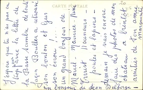 Künstler Ak Betrunkener Mann küsst Polizisten