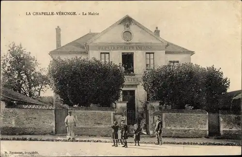 Ak La Chapelle Moutils Seine et Marne, La Mairie, vue de face, garcons et hommes