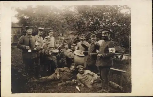 Foto Ak Deutsche Soldaten in Uniformen, Sanitäter, I WK