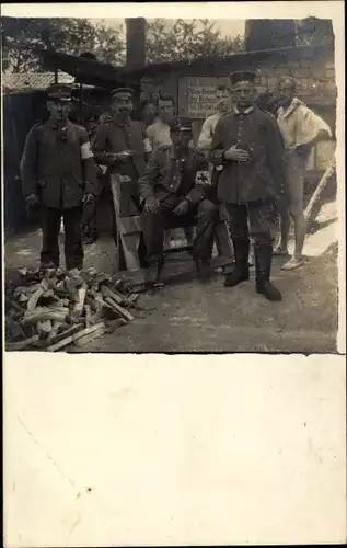 Foto Ak Deutsche Soldaten in Uniformen, Sanitäter, I WK