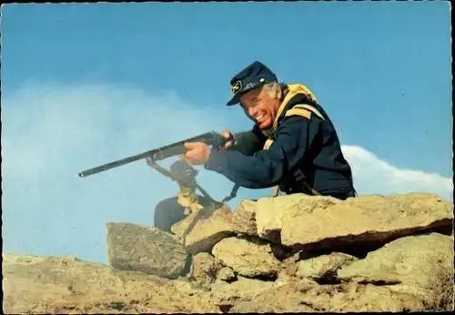 Ak Schauspieler Joachim Fuchsberger, Portrait, Film Der letzte Mohikaner, Gewehr