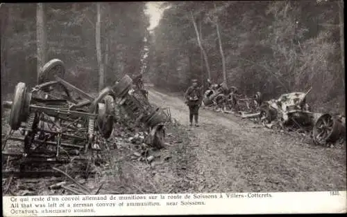 Ak Soissons Aisne, Überreste eines deutschen Munitionskonvois auf der Straße
