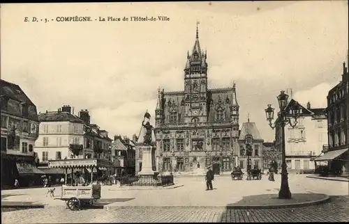 Ak Compiègne Oise, La Place de l'Hotel de Ville