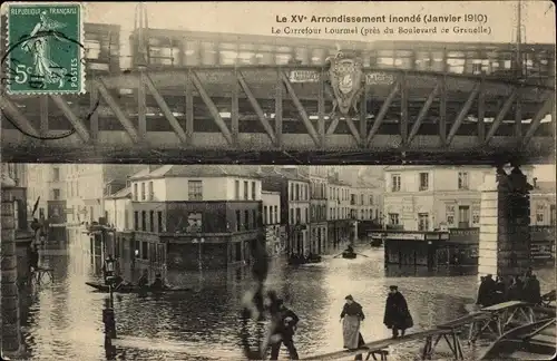 Postkarte Paris XV, Boulevard de Grenelle, Die große Seine-Flut Januar 1910
