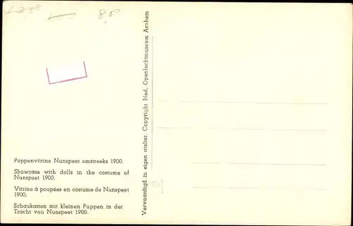 Ak Nunspeet Gelderland, Schaukasten mit kleinen Puppen in der Tracht von 1900