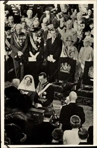Foto Ak Prinzessin Juliana mit Prinz Bernhard, Hochzeitszeremonie