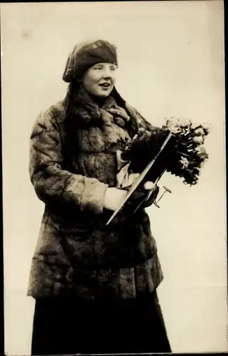 Foto Ak Prinzessin Juliana der Niederlande, Blumen, April 1924