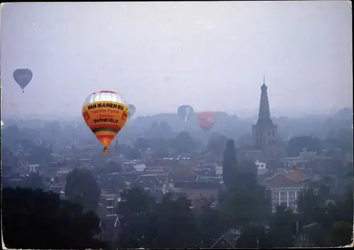 Ak Barneveld Gelderland, Heißluftballons über der Stadt