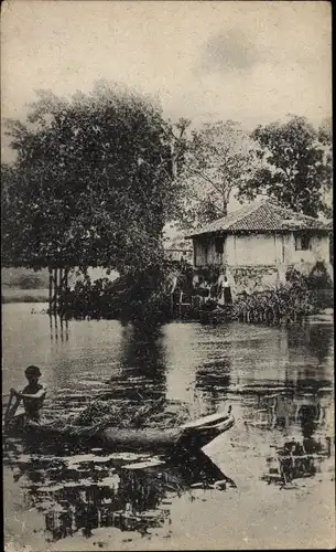 Ak Ceylon Sri Lanka, Dorfbewohner in seinem ausgegrabenen Kanu