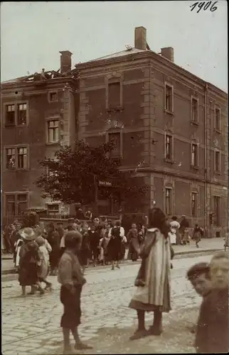 Foto Ak Königs Wusterhausen ? in Brandenburg, Gebäude nach einem Brand 1906, Kinder
