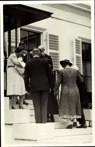 Foto Ak Juliana der Niederlande mit Tochter, Prinz Bernhard, Gäste