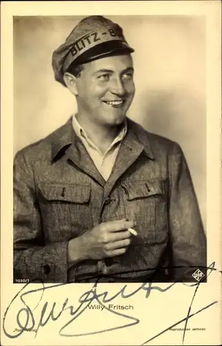 Ak Schauspieler Willy Fritsch, Portrait, Blitz-Bote, Filmkostüm, Zigarette, Autogramm