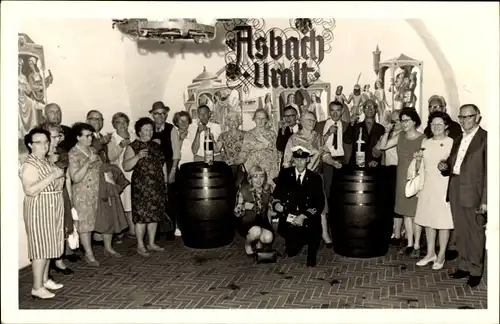 Ak Rüdesheim am Rhein, Weinbrennerei Asbach Uralt, Besuchergruppe