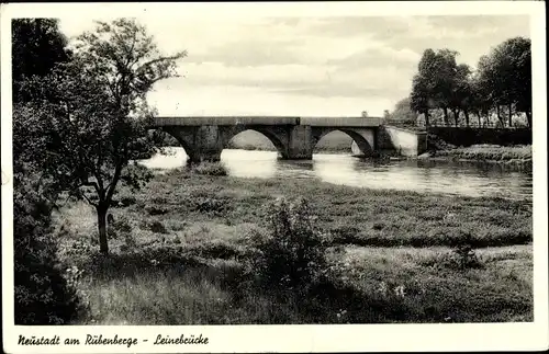 Ak Neustadt am Rübenberge in Niedersachsen, Uferpartie mit Blick zur Leinebrücke