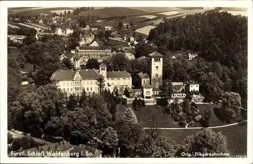 Ak Waldenburg in Sachsen, Fürstliches Schloss, Fliegeraufnahme