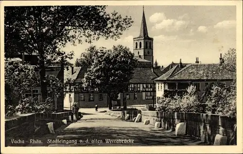 Ak Vacha im Wartburgkreis, Stadteingang von der alten Werrabrücke, Kirchturm