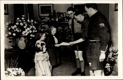 Ak Niederländische Pfadfinder überreichen Glückwunsche zur Geburt von Prinzessin Marijke, 1947