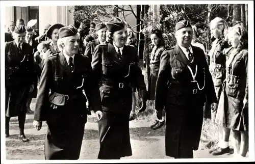 Ak Juliana der Niederlande mit Pfadfinderinnen, Buitenzorg, 1949