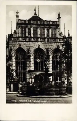 Ak Gdańsk Danzig, Artushof mit Neptunsbrunnen