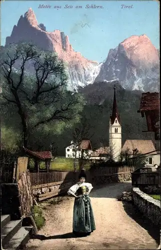 Ak Seis am Schlern Siusi Kastelruth Castelrotto Südtirol, Dorfmotiv, Kirche, Frau in Tracht
