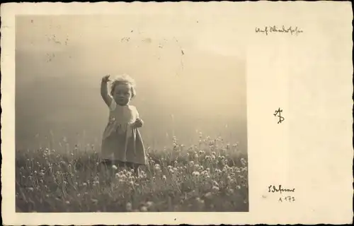 Ak Mädchen auf der Blumenwiese, Portrait