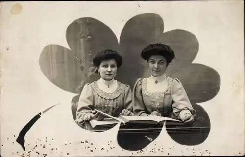 Foto Ak Zwei Frauen am Tisch, Portrait, Buch