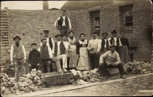 Foto Ak Gruppenbild der Menschen, Zerstörtes Gebäude, Ziegelsteine