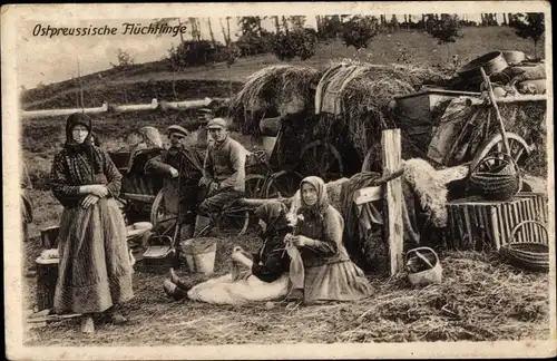 Ak Ostpreußische Kriegsflüchtlinge vor Hütte, Strickende Frauen, Fuhrwerk, Ostpreußenhilfe I. WK