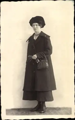 Foto Ak Portrait einer Frau in schwarzem Mantel, Mütze, Handtasche, Handschuhe